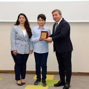 Valimiz Sayın Hamza Aydoğdu; Vali Yardımcısı Sn. Rumeysa Sena Kurt ve Aile ve Sosyal Hizmetler İl Müdürü Sn. Serdar Demirci ile Birlikte “2025 Aile Yılı Münasebetiyle 24 Örnek Aileye Şilt Takdimi” Programına Katıldı. - fotoğraf 2