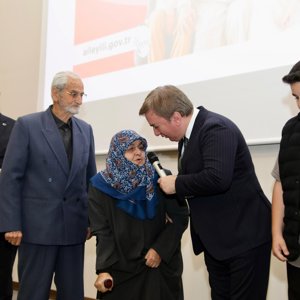 Valimiz Sayın Hamza Aydoğdu; Vali Yardımcısı Sn. Rumeysa Sena Kurt ve Aile ve Sosyal Hizmetler İl Müdürü Sn. Serdar Demirci ile Birlikte “2025 Aile Yılı Münasebetiyle 24 Örnek Aileye Şilt Takdimi” Programına Katıldı. - fotoğraf 6