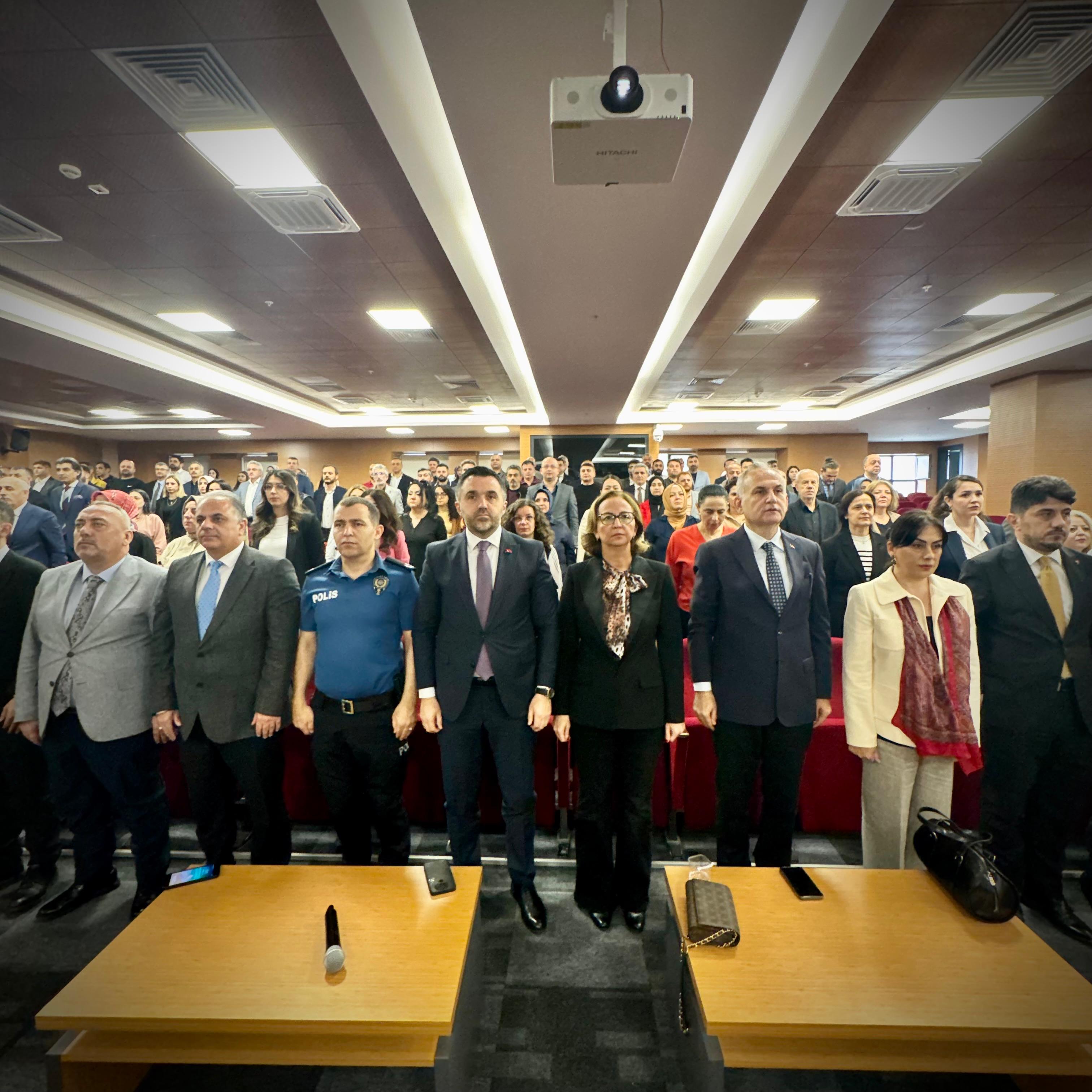 Aile Akademisi Çalıştayı açılış programı, Gaziosmanpaşa Kaymakamı Sn. İskender YÖNDEN ve İl Müdürümüz Sn. Ömer TURAN 'ın katılımlarıyla gerçekleştirilmiştir.