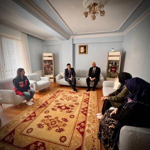 İl Müdürümüz Sn. Ömer TURAN, 15 Mayıs Uluslararası Aile Günü kapsamında, TSK Şehidimiz İsmail ÇİL 'İn kıymetli ailesine ziyaret gerçekleştirilmiştir. - fotoğraf 2