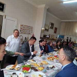 Valimiz Sayın Yunus SEZER'in eşi Canan SEZER Hanımefendi Yıldırım Sosyal Hizmet Merkezini ziyaret etti. - fotoğraf 2