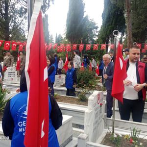19 Mayıs Gençlik ve Spor Bayramı Etkinlikleri Kapsamında  Şehitlik Ziyareti Gerçekleştirildi - fotoğraf 2
