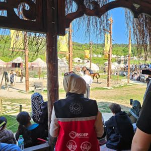 Aile Yılı kapsamında; "Ailemiz Geleneğimiz ve Değerlerimiz" temasıyla Şehit Yakını ve Gazi Ailelerimizle, Bozdağ Film platolarında ecdadın yaşam tarzını görme fırsatı bulduk. - fotoğraf 1