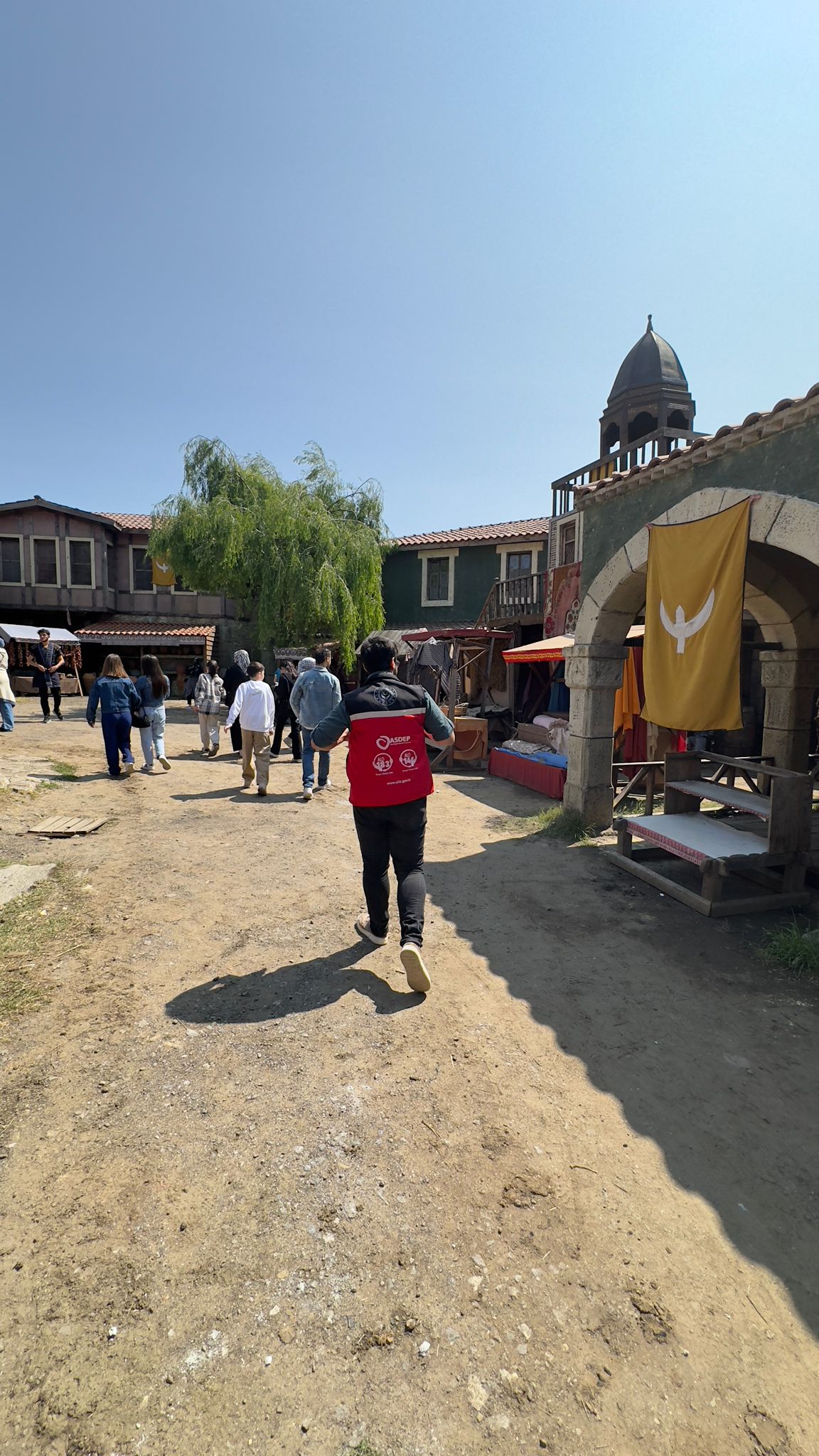 Aile Yılı kapsamında; "Ailemiz Geleneğimiz ve Değerlerimiz" temasıyla Şehit Yakını ve Gazi Ailelerimizle, Bozdağ Film platolarında ecdadın yaşam tarzını görme fırsatı bulduk.