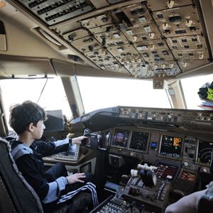 TGS Yer Hizmetleri ile 19 Mayıs münasebetiyle 30 çocuğumuzun havaalanında apron gezisi, kokpit ziyareti, uçak bakım hangar gezisi, kule ziyareti ile güzel bir gün geçirmeleri sağlanmıştır. - fotoğraf 2