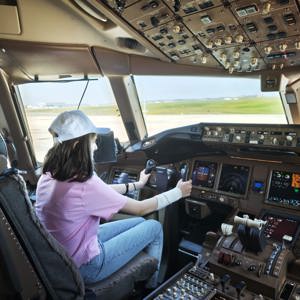 TGS Yer Hizmetleri ile 19 Mayıs münasebetiyle 30 çocuğumuzun havaalanında apron gezisi, kokpit ziyareti, uçak bakım hangar gezisi, kule ziyareti ile güzel bir gün geçirmeleri sağlanmıştır. - fotoğraf 3