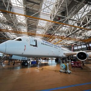 TGS Yer Hizmetleri ile 19 Mayıs münasebetiyle 30 çocuğumuzun havaalanında apron gezisi, kokpit ziyareti, uçak bakım hangar gezisi, kule ziyareti ile güzel bir gün geçirmeleri sağlanmıştır. - fotoğraf 1
