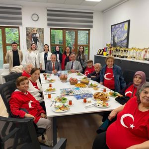 19 Mayıs Atatürk'ü Anma, Gençlik ve Spor Bayramı münasebetiyle huzurevlerimizdeki çınarlarımız çocuk ve gençlerimiz ile bayram coşkusunu beraber yaşadılar.  - fotoğraf 5