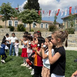 2025 Aile Yılı kapsamında "Ailemiz Neşemiz" temasıyla, Fatih Kara Surları Millet Bahçesinde, "Büyük Aile Festivali" düzenlenerek ailelerin keyifli vakit geçirmeleri sağlanmıştır. - fotoğraf 1
