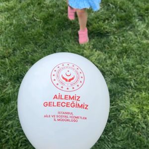 2025 Aile Yılı kapsamında "Ailemiz Neşemiz" temasıyla, Fatih Kara Surları Millet Bahçesinde, "Büyük Aile Festivali" düzenlenerek ailelerin keyifli vakit geçirmeleri sağlanmıştır. - fotoğraf 2
