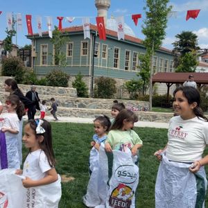 2025 Aile Yılı kapsamında "Ailemiz Neşemiz" temasıyla, Fatih Kara Surları Millet Bahçesinde, "Büyük Aile Festivali" düzenlenerek ailelerin keyifli vakit geçirmeleri sağlanmıştır. - fotoğraf 3