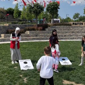2025 Aile Yılı kapsamında "Ailemiz Neşemiz" temasıyla, Fatih Kara Surları Millet Bahçesinde, "Büyük Aile Festivali" düzenlenerek ailelerin keyifli vakit geçirmeleri sağlanmıştır. - fotoğraf 8