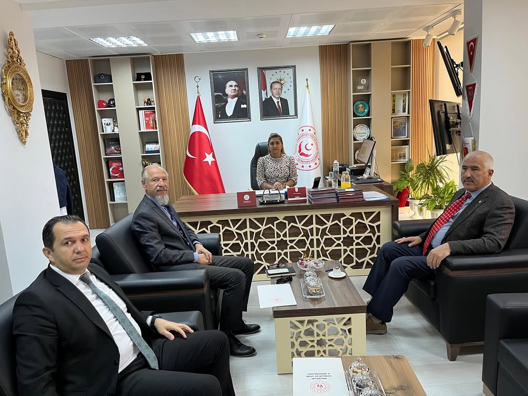 Türkiye Oryantiring Federasyonu Balıkesir İl Temsilcisi Sayın Ertan KAYATEPE ve Balıkesir Gençlik Spor İl Müdürlüğü Şube Müdürü Sayın Emre AYDEMİR,İl Müdürümüz Sayın Emine BÖÇKÜN’ü Makamında Ziyaret Etti
