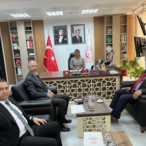 Türkiye Oryantiring Federasyonu Balıkesir İl Temsilcisi Sayın Ertan KAYATEPE ve Balıkesir Gençlik Spor İl Müdürlüğü Şube Müdürü Sayın Emre AYDEMİR,İl Müdürümüz Sayın Emine BÖÇKÜN’ü Makamında Ziyaret Etti - fotoğraf 1