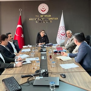  İl Müdürümüz Sayın Emine BÖÇKÜN, İl Müdür Yardımcılarımız, Koordinatör Avukatımız Sayın Filiz KARGALI, Şube Müdürlerimiz Sayın Emin DEDEBAŞ ve Sayın Vahap MİNEZ’in Katılımlarıyla Değerlendirme Toplantısı Gerçekleştirildi. - fotoğraf 1