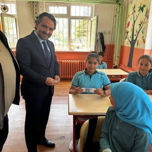 Aile yılı kapsamında Şehit İdris Aksöz Ortaokulu öğrencilerimize okul müdürümüzle birlikte aile yılı temalı kitap ayracı takdim edildi. - fotoğraf 4