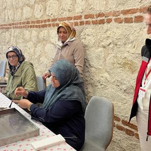 İl Müdürlüğü Şehit Yakınları ve Gaziler birimimiz tarafından kıymetli Şehit yakınlarımıza Rami Kütüphanesinde Ebru Atölyesi etkinliği gerçekleştirilmiştir. - fotoğraf 4