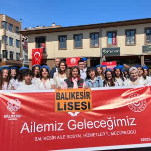 2025 #AileYılı kapsamında;  Aile Haftası vesilesiyle, Valimiz Sayın İsmail USTAOĞLU, İl Protokolümüzün Saygıdeğer Üyeleri ve İl Müdürümüz Sayın Emine BÖÇKÜN’ün Katılımlarıyla Kortej Yürüyüşü Gerçekleştirildi. - fotoğraf 1