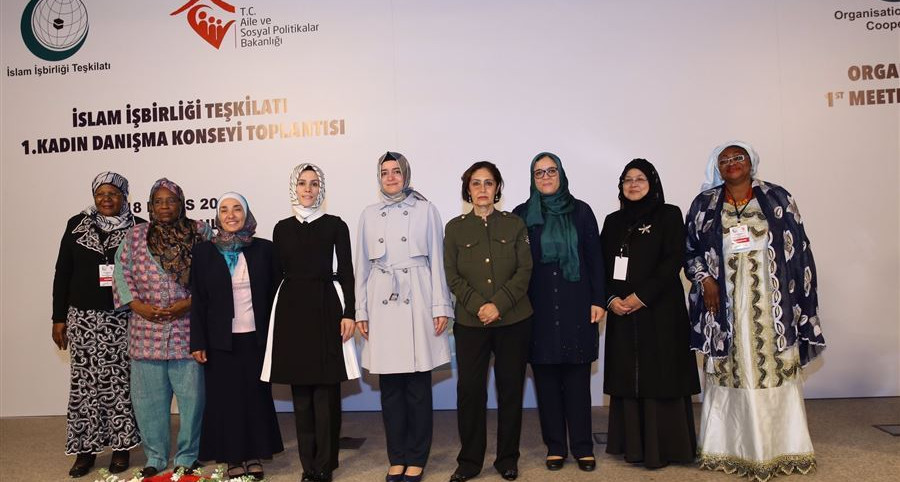 Esra Albayrak Hanımefendi: ''Çeşitli klişelerle kadının rolü, toplumdaki sıfatı sınırlandırılmaya çalışılıyor"