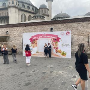 2025 Aile Yılı Kapsamında Mobil Sosyal Hizmet Sunumu ile Bilgilendirme ve Hatıra Çekimleri Devam Ediyor - fotoğraf 5