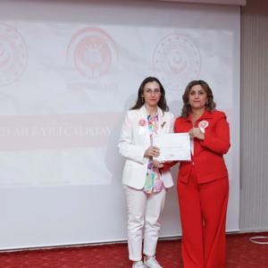 İl Müdürümüz Sayın Emine BÖÇKÜN; düzenlenen 2025 Aile Çalıştayı’mızda  Görev Alan Balıkesir Üniversitesi’nin Değerli Hocalarına Teşekkür Belgelerini Takdim Etti. - fotoğraf 1