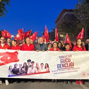 2025 #AileYılı kapsamında; İl Müdürümüz Sayın Emine BÖÇKÜN, 19 Mayıs Atatürk’ü Anma, Gençlik ve Spor Bayramı etkinlikleri çerçevesinde, Balıkesir Gençlik ve Spor İl Müdürlüğü tarafından düzenlenen “Fener Alayı” Yürüyüşüne Katılım Sağladı. - fotoğraf 2