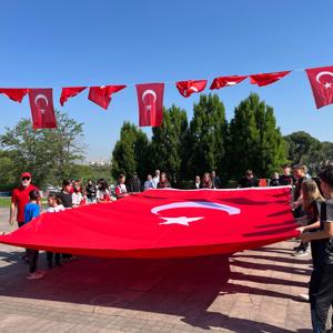 Valimiz Sayın İsmail USTAOĞLU, İl Protokolünün Saygıdeğer Üyeleri ve İl Müdürümüz Sayın Emine BÖÇKÜN, Balıkesir Gençlik ve Spor İl Müdürlüğü koordinesinde düzenlenen 19 Mayıs Atatürk’ü Anma, Gençlik ve Spor Bayramı kutlamalarına Katılım Sağladı. - fotoğraf 1