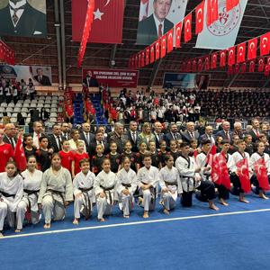 Valimiz Sayın İsmail USTAOĞLU, İl Protokolünün Saygıdeğer Üyeleri ve İl Müdürümüz Sayın Emine BÖÇKÜN, Balıkesir Gençlik ve Spor İl Müdürlüğü koordinesinde düzenlenen 19 Mayıs Atatürk’ü Anma, Gençlik ve Spor Bayramı kutlamalarına Katılım Sağladı. - fotoğraf 9