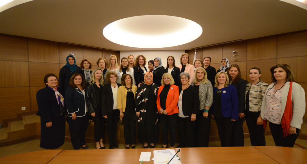 Bakan Selçuk, 19 Ekim Muhtarlar Günü'nde kadın muhtarlar ile bir araya geldi.