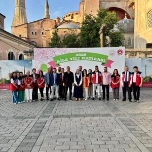 Uluslararası Aile Forumu Kapsamında Bakanlar, Ayasofya Meydanında Aile Yılı Hatırası İçin Fotoğraf Çektirdi ve Mobil Sosyal Hizmet Noktasını Ziyaret Etti - fotoğraf 6
