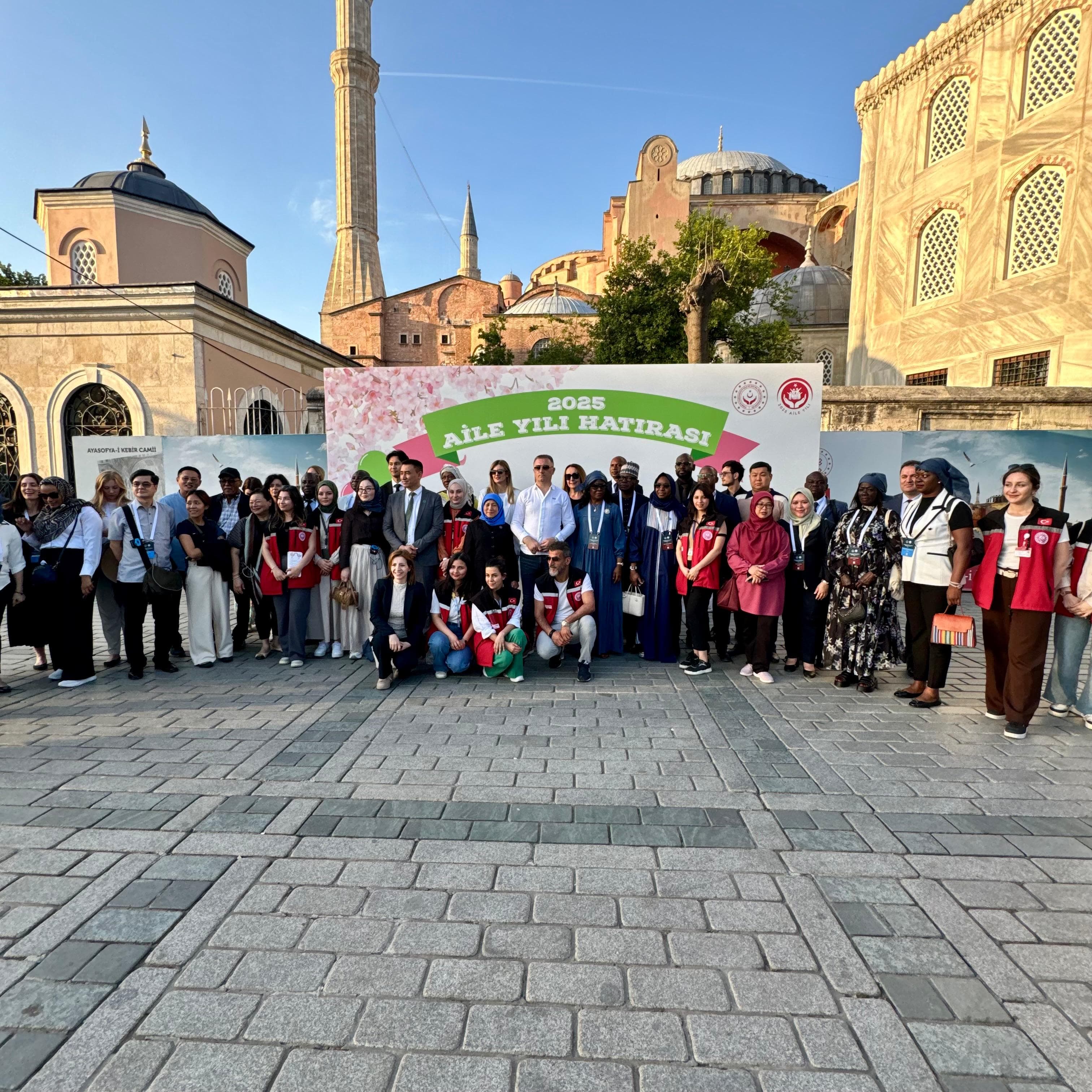 Uluslararası Aile Forumu Kapsamında Bakanlar, Ayasofya Meydanında Aile Yılı Hatırası İçin Fotoğraf Çektirdi ve Mobil Sosyal Hizmet Noktasını Ziyaret Etti