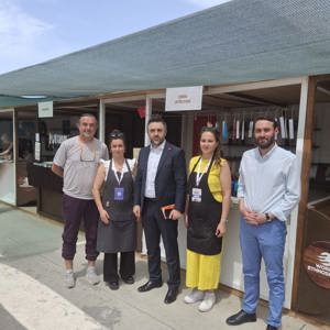 7. Etnospor Kültür Festivali'nde Huzurevlerimizde kalan kıymetli büyüklerimizin yaptığı ebru, örgü ve geri dönüşüm ürünleri sergilenmektedir - fotoğraf 5