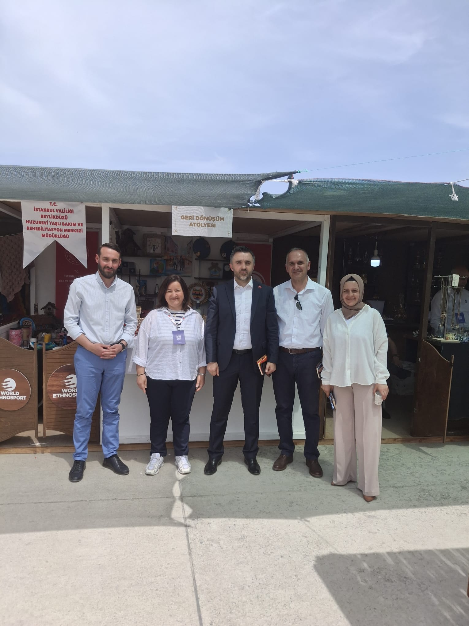 7. Etnospor Kültür Festivali'nde Huzurevlerimizde kalan kıymetli büyüklerimizin yaptığı ebru, örgü ve geri dönüşüm ürünleri sergilenmektedir