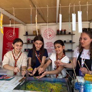 7. Etnospor Kültür Festivali'nde Huzurevlerimizde kalan kıymetli büyüklerimizin yaptığı ebru, örgü ve geri dönüşüm ürünleri sergilenmektedir - fotoğraf 1