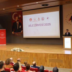 2025 Aile Yılı kapsamında, ailenin korunması ve güçlendirilmesine yönelik "Aile Zirvesi" düzenlendi. - fotoğraf 3