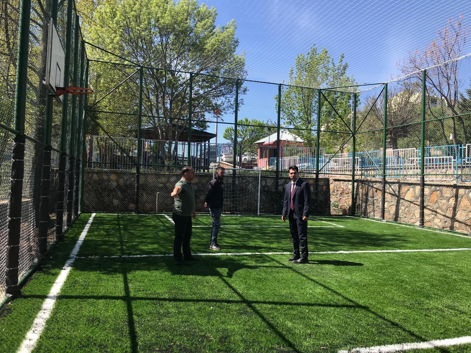 İl Müdürümüz Sayın Hüseyin Okan, Bedri Es Bakım Rehabilitasyon ve Aile Danışma Merkezi bahçesinde yapımı tamamlanan halı sahada incelemelerde bulunmuştur.