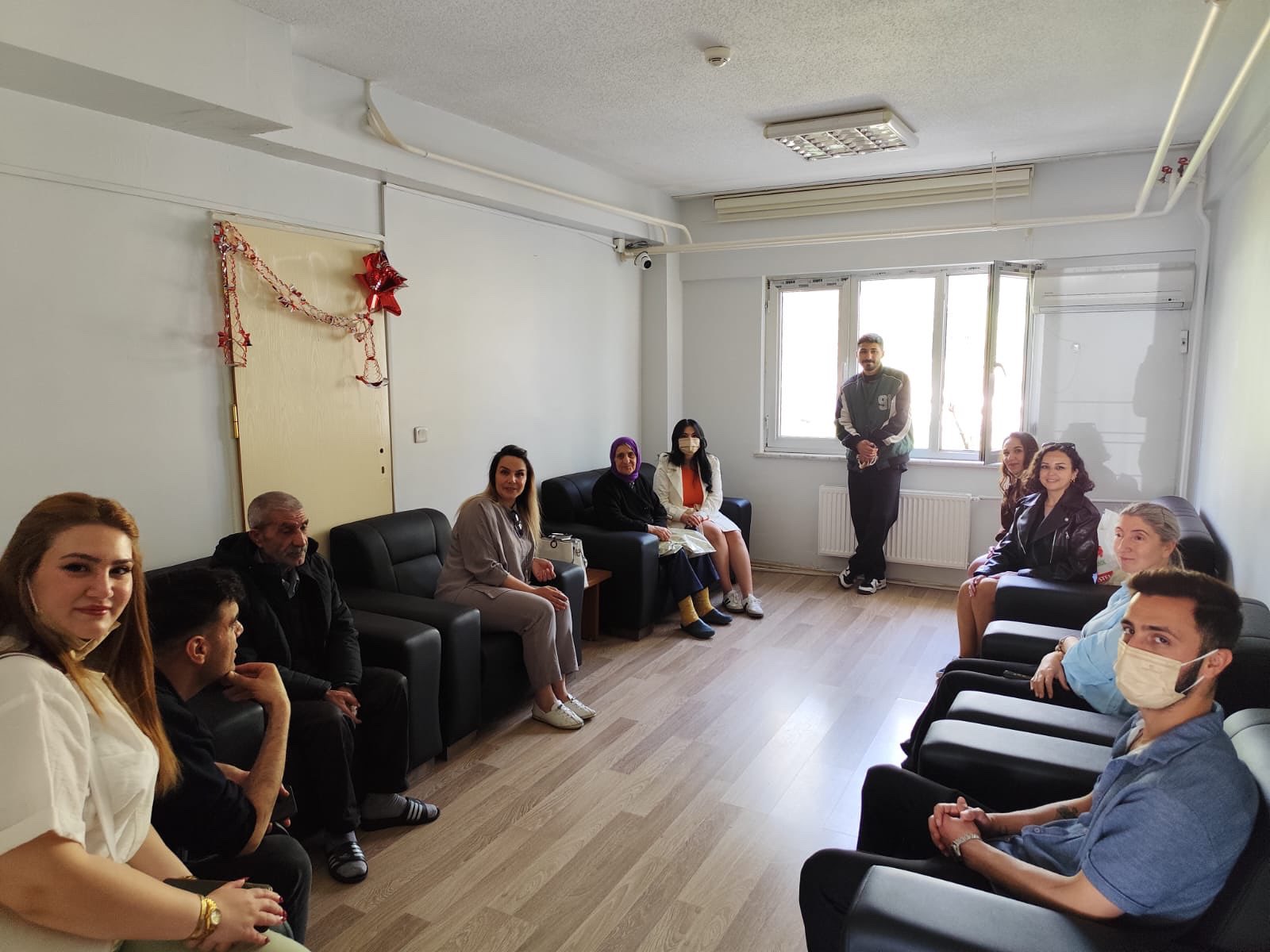 Munzur Üniversitesi İnşaat Teknolojileri Bölümü öğrencileri, TOKi Huzurevi’ni ziyaret ederek yaşlılarımıza çeşitli hediyeler takdim etmiş ve onlarla hoş bir sohbet gerçekleştirmişlerdir.