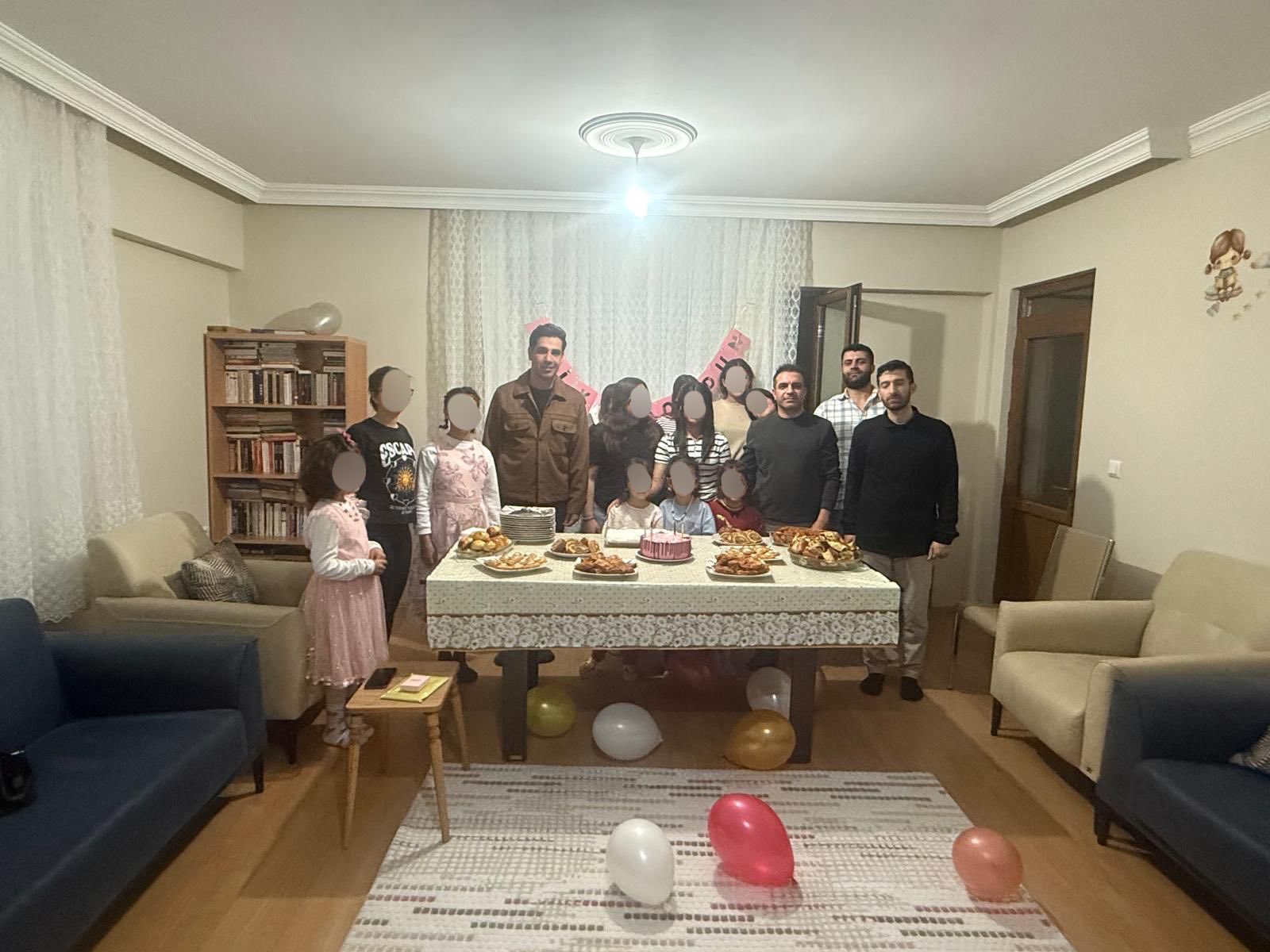 İl Müdürümüz Hüseyin Okan, Çocuk Evleri’nde kalan kız çocuğumuzun doğum günü kutlamasına katıldı. Mutluluğuna ortak olduğumuz bu özel günde, çocuklarımızın yüzündeki tebessüm her şeye değer. 