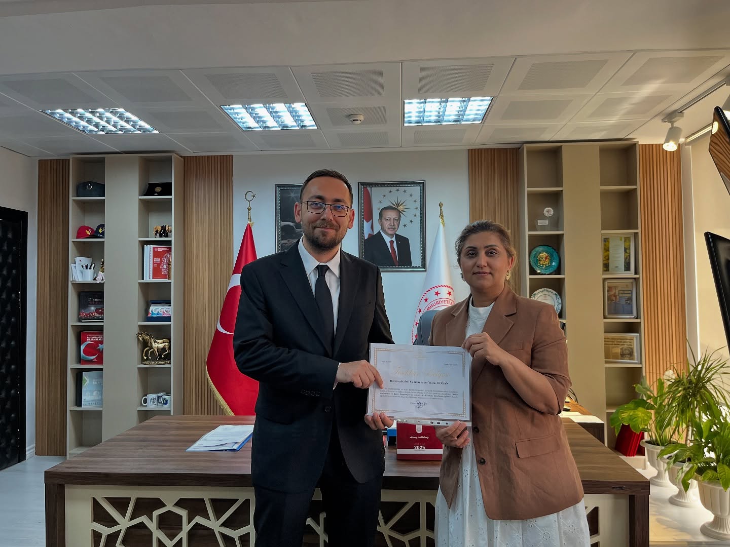 Tarım ve Kırsal Kalkınmayı Destekleme Kurumu İl Koordinatörü Sayın Murat ÖNCÜL ve IPARD Eğitimleri Kapsamında Eğitim Veren Değerli Heyet, İl Müdürümüz Sayın Emine BÖÇKÜN’ü Makamında Ziyaret Etti.