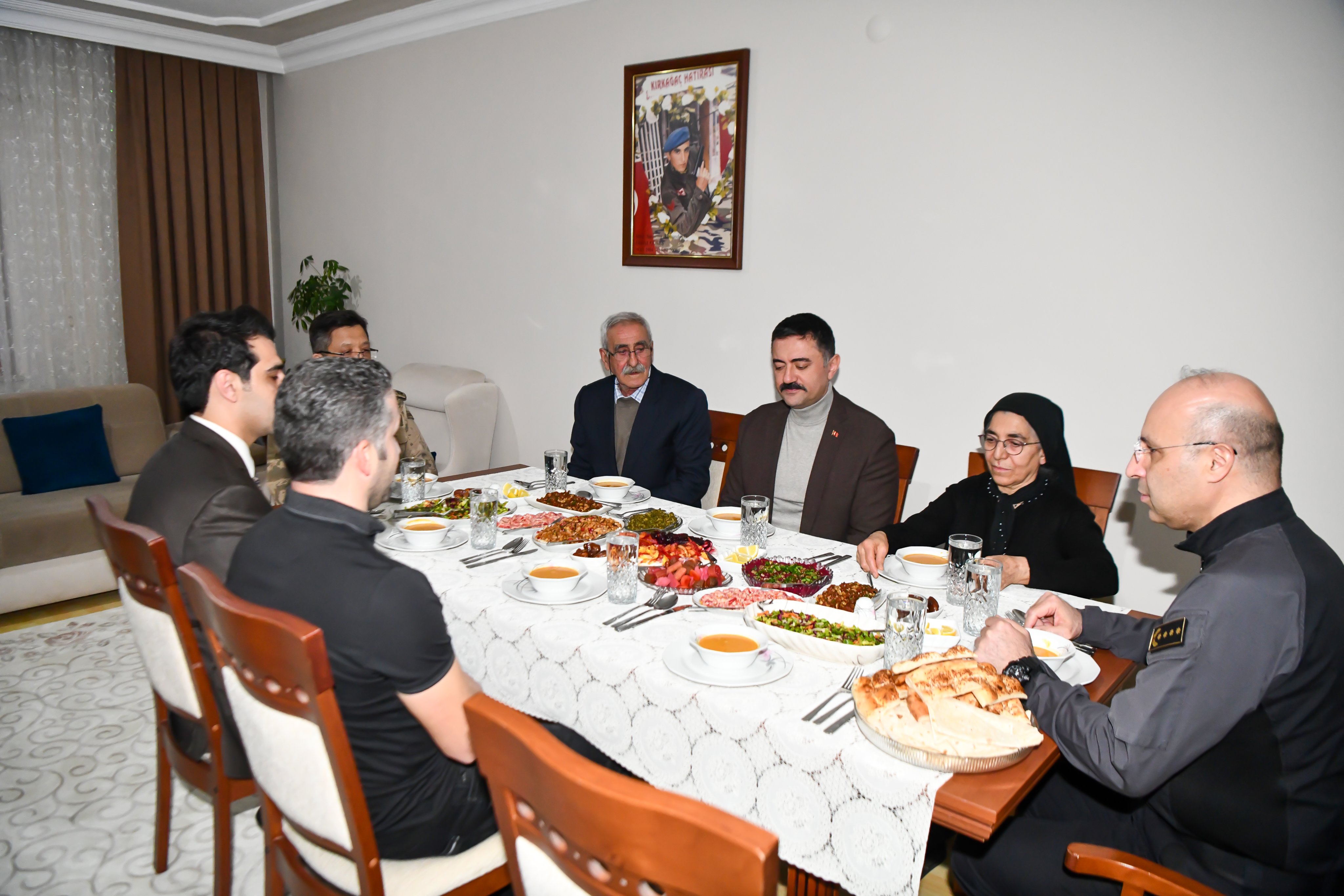 Valimiz Sayın Bülent Tekbıyıkoğlu ve İl Müdürümüz Hüseyin Okan , Şehit Erdal Güneş’in ailesini ziyaret ederek iftar sofrasına misafir oldular.
