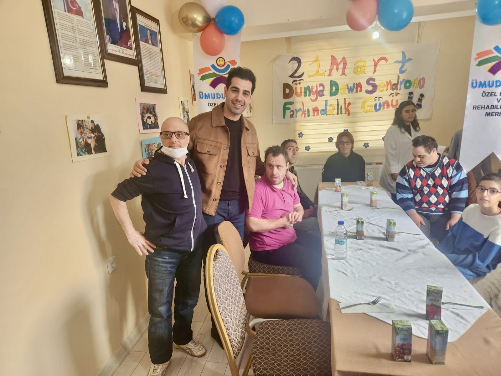 İl Müdürümüz Hüseyin Okan, 21 Mart Down Sendromu Günü vesilesiyle, Özel Umudumuz Özel Eğitim ve Rehabilitasyon Merkezi’nde eğitim gören down sendromlu bireylerin gününü sevgi, saygı ve coşku dolu anlarla kutladı