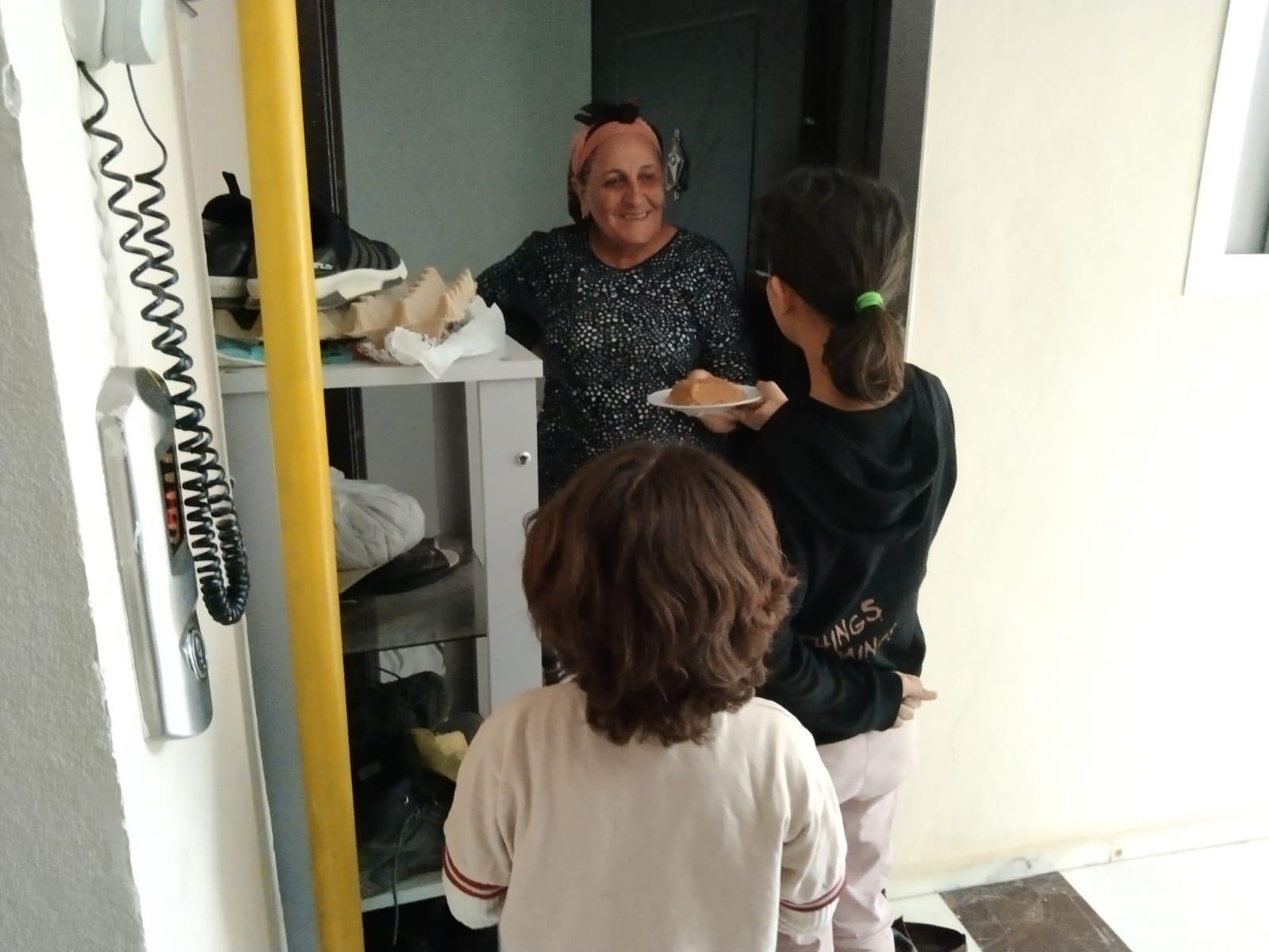 Çocuk Evlerinde kalan kız çocuklarımız, Berat Kandili vesilesiyle helva dağıtmıştır