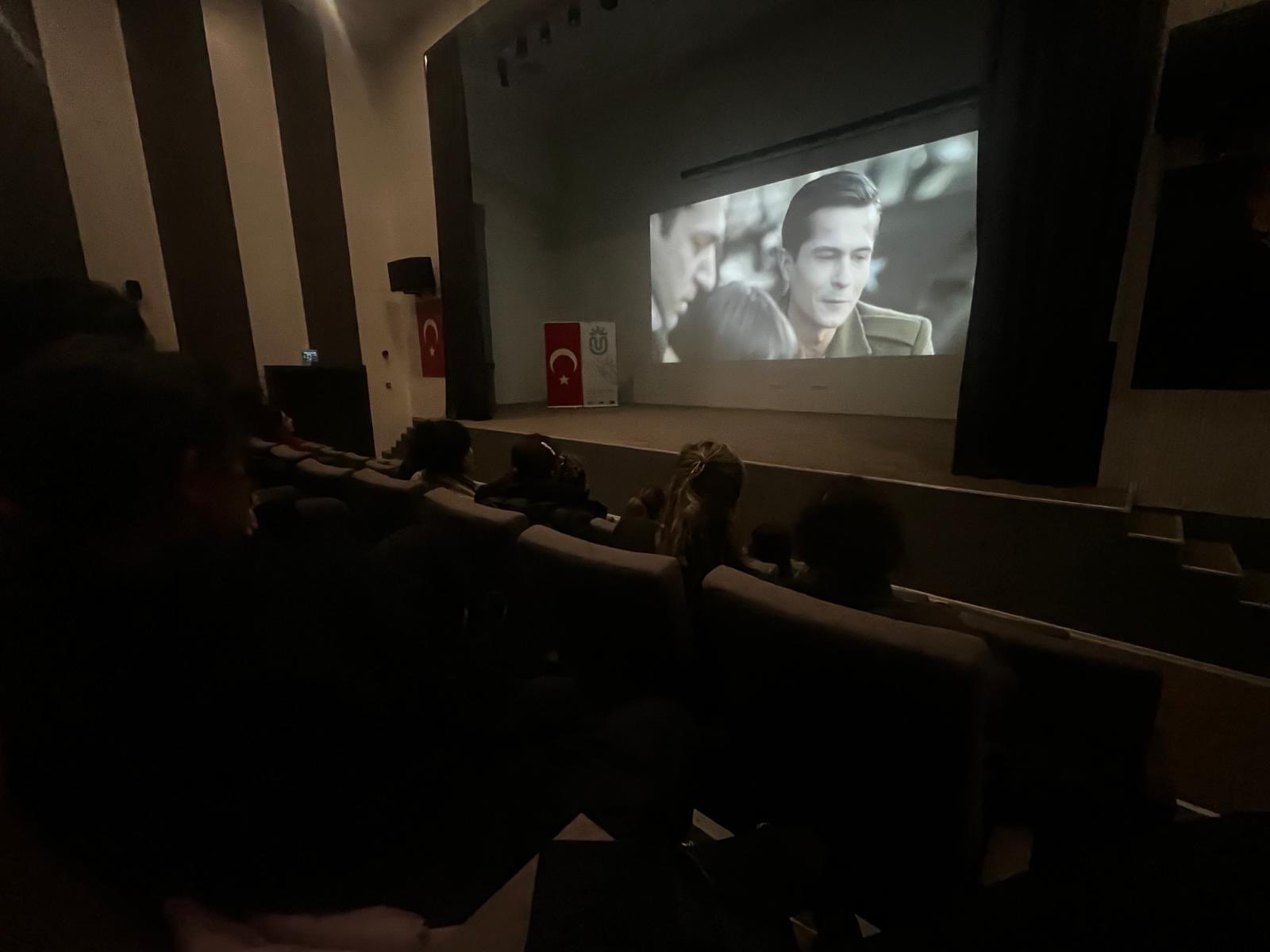 Çocuk Evleri’nde kalan kız çocuklarımızla beraber sinema etkinliği gerçekleştirilmiştir.