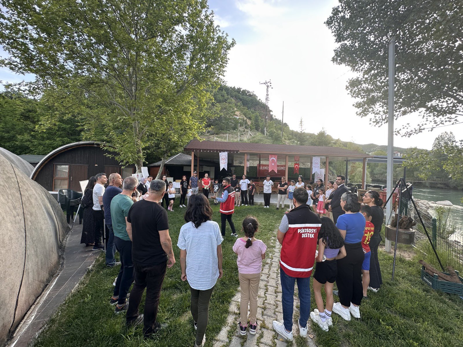 Tunceli Aile ve Sosyal Hizmetler İl Müdürlüğü olarak Aile Yılı kapsamında gerçekleştirilen Dijital Detoks Kampının birinci gününde ekranları kapattık, kendimize döndük. Doğayla, anla ve birbirimizle yeniden buluşmanın ilk adımını attık.