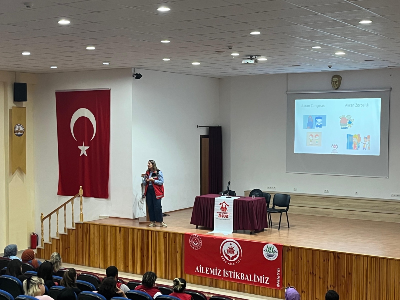 Aile Yılında “Koruyucu Aile Hizmeti Tanıtımı” ile “Akran Zorbalığı” ve “Engelli Bireylerin Hakları” konulu eğitimler düzenlendi.