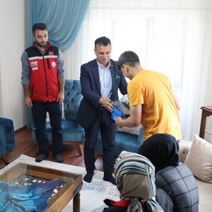 Bayram Öncesi Öğrencilere Spor Seti Dağıtımı ve Aile Ziyaretleri - fotoğraf 3