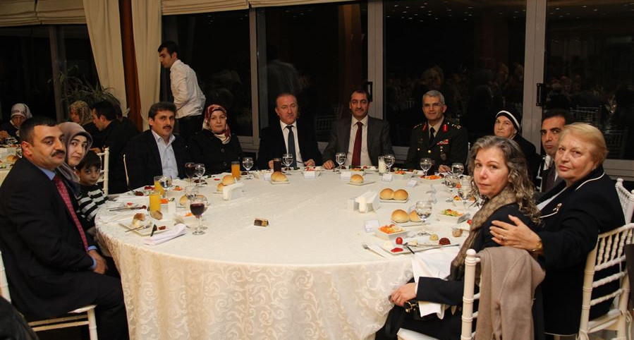 İstanbul Aile ve Sosyal Politikalar İl Müdürlüğü ile İstanbul 1.Ordu Komutanlığı tarafından Şehit Aileleri ve Gaziler Onuruna Yemek Düzenlendi. 