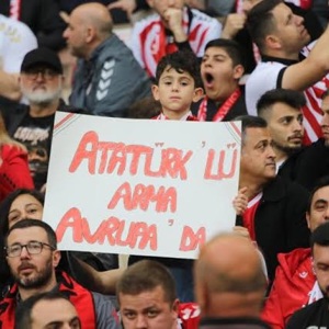 Samsunspor’un Avrupa Yolculuğuna Destek: Çocuklarımızla Tribünde Coşkulu Anlar   - fotoğraf 2