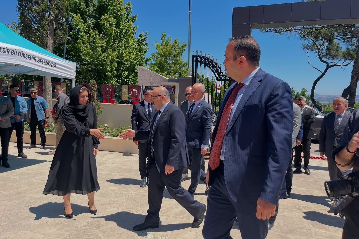 2025 #AileYılı kapsamında; Kurban Bayramı vesilesiyle Valimiz Sayın İsmail USTAOĞLU,İl Protokolümüzün Saygıdeğer Üyeleri ve İl Müdürümüz Sayın Emine BÖÇKÜN ile birlikte Aziz Şehitlerimizi Dualarla Anmak üzere Balıkesir Şehitliği’ne Ziyaret Gerçekleştirdi.