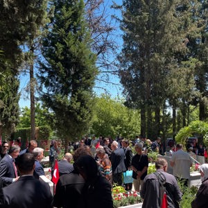 2025 #AileYılı kapsamında; Kurban Bayramı vesilesiyle Valimiz Sayın İsmail USTAOĞLU,İl Protokolümüzün Saygıdeğer Üyeleri ve İl Müdürümüz Sayın Emine BÖÇKÜN ile birlikte Aziz Şehitlerimizi Dualarla Anmak üzere Balıkesir Şehitliği’ne Ziyaret Gerçekleştirdi. - fotoğraf 4